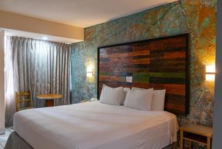 La Concha Beach Hotel & Club - 2