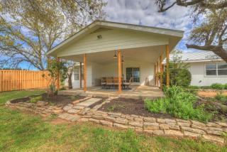River Oaks Retreat with Hot Tub - Fredericksburg - 7