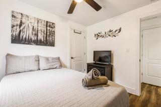 Urban Explorer Pad - 3BR - Backyard -Parking - 4