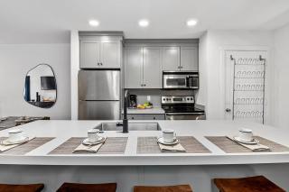 Top Floor Condo with Balcony - Steps To Lifts & Main Street condo - 2