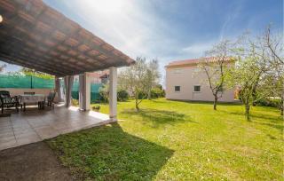 Gorgeous Home In Valbandon With Wifi - 9