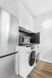 Modern 1-Bed Apartment with Cosy Balcony - 1
