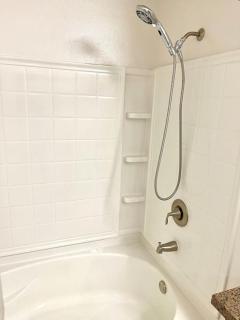 1 bedroom. 2 beds. 1 bath with Balcony - Los Angeles - 8