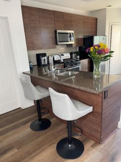 1 bedroom. 2 beds. 1 bath with Balcony - Los Angeles - 4