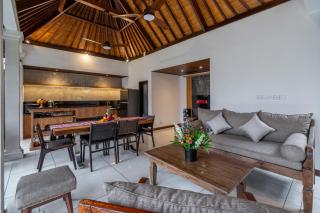 Villa MD 2 Stylish 3 BR w/ Sunny Pool at Prime Eat Street - 9