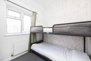 Dagenham Self Catering 4BedHouse sleeps up to 8 with Free Wifi and Free Parking - Dagenham - 1