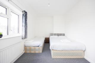 Dagenham Self Catering 4BedHouse sleeps up to 8 with Free Wifi and Free Parking - 9
