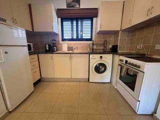 Ground Apt With Master Bedroom And Twin Bedroom - Paphos - 2