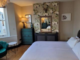 *Leamington Apartments* - George St - 3 bedroom townhouse - 7
