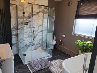 *Leamington Apartments* - George St - 3 bedroom townhouse - 3