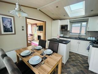 Bakers Lodge with Hot Tub - York - 5