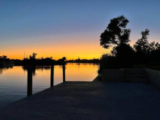 New 4 bed house on a canal facing south & door ramp, near golf course and softball - Cape Coral - 9