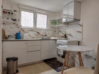 Cozy Central Split Apartment - 5 Min Walk to Old Town & Bacvice Beach - 8