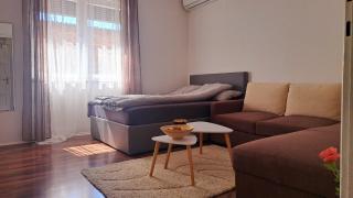 Johnny Apartment, public parking nearby - 7