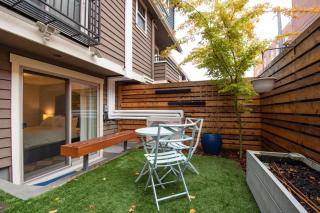 Three Bedroom Townhouse Downtown with Private Backyard - Seattle - 7