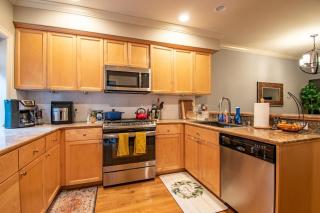 Three Bedroom Townhouse Downtown with Private Backyard - Seattle - 6