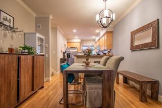Three Bedroom Townhouse Downtown with Private Backyard - Seattle - 4