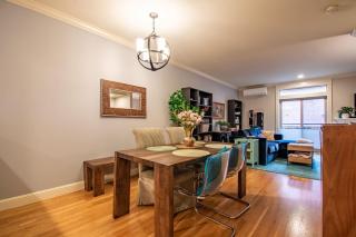 Three Bedroom Townhouse Downtown with Private Backyard - Seattle - 2