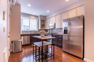 Heart of Capitol Hill Townhouse with Parking and Central Air - Seattle - 9