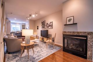 Heart of Capitol Hill Townhouse with Parking and Central Air - Seattle - 4