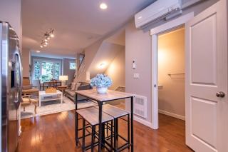 Heart of Capitol Hill Townhouse with Parking and Central Air - Seattle - 2