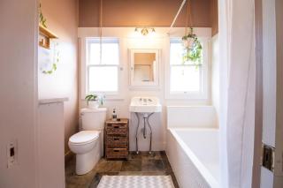 Private 2 Bedroom Bungalow with Wi-Fi and Full Kitchen - Seattle - 1
