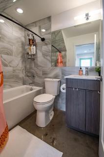Modern 3 Bedroom Townhouse with Private Rooftop - Seattle - 1