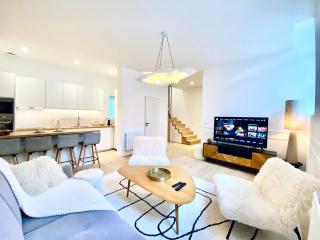 Velvet - BEST KEYS - Maison Duplex Élégante - Plein Centre Ville - Déco Minimaliste & Cosy - Literie Haut de Gamme - 2 chambres séparées - Lit Queen Size & 1 canapé convertible - Smart TV - WiFi Fibre - Check-in Autonome - Sens - 0