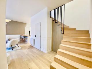 Velvet - BEST KEYS - Maison Duplex Élégante - Plein Centre Ville - Déco Minimaliste & Cosy - Literie Haut de Gamme - 2 chambres séparées - Lit Queen Size & 1 canapé convertible - Smart TV - WiFi Fibre - Check-in Autonome - Sens - 2