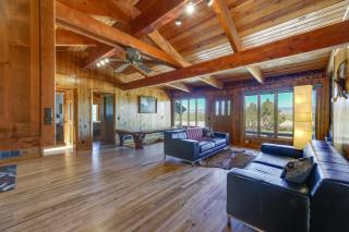 Spacious Pinedale Home with Mountain Range View - 1
