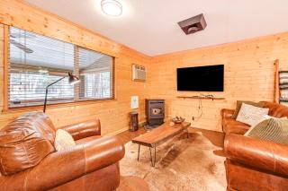 Forest Views and Fire Pit Cozy Pine Cabin - Pine - 7