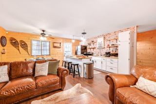 Forest Views and Fire Pit Cozy Pine Cabin - Pine - 8
