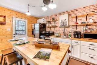Forest Views and Fire Pit Cozy Pine Cabin - Pine - 5