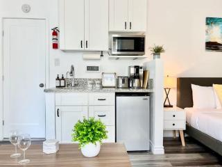 Hidden King Suite with Garden Parking - 4 Guest - 8