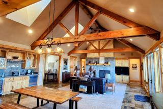Ironstone Lodge - Luxury Living and Mountain Views - Redmond - 1