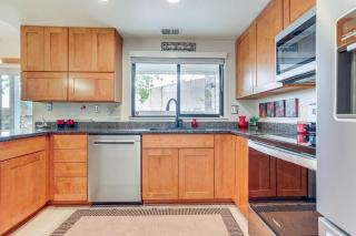 Work & Unwind! Stockton Townhome Near Med Centers - 2