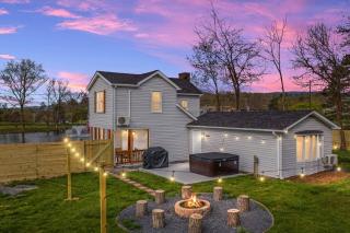 Pondview 4BR Cabin-Walk to Caverns, Hot Tub, Wi-Fi - Luray - 0
