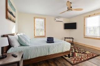Pondview 4BR Cabin-Walk to Caverns, Hot Tub, Wi-Fi - Luray - 7