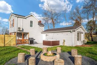Pondview 4BR Cabin-Walk to Caverns, Hot Tub, Wi-Fi - Luray - 6