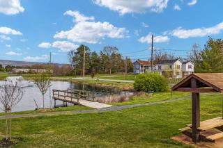 Pondview 4BR Cabin-Walk to Caverns, Hot Tub, Wi-Fi - Luray - 5
