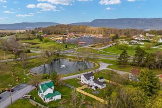 Pondview 4BR Cabin-Walk to Caverns, Hot Tub, Wi-Fi - Luray - 4