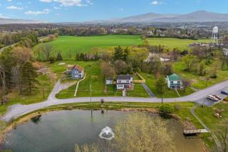 Pondview 4BR Cabin-Walk to Caverns, Hot Tub, Wi-Fi - Luray - 1
