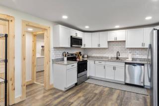 Pondview 4BR Cabin-Walk to Caverns, Hot Tub, Wi-Fi - 7