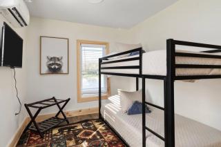 Pondview 4BR Cabin-Walk to Caverns, Hot Tub, Wi-Fi - 2