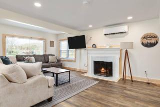 Pondview 4BR Cabin-Walk to Caverns, Hot Tub, Wi-Fi - 8