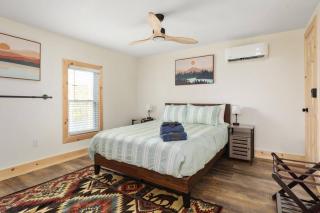 Pondview 4BR Cabin-Walk to Caverns, Hot Tub, Wi-Fi - 1