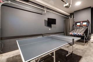 Luxury Townhouse + Rooftop Deck + 1 1 mi Downtown - 4