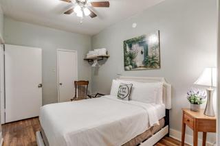Dauphin District Darling #1-Downtown, Restaurants - Mobile - 9