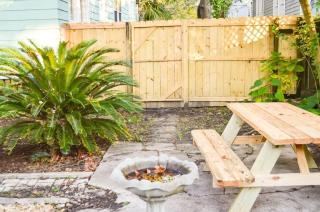 Modern & Centrally Located Stay at Calypso Dreams - Mobile - 6