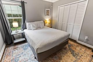 Near Downtown Parks Dining Laid-Back on Leghorn - Savannah - 8